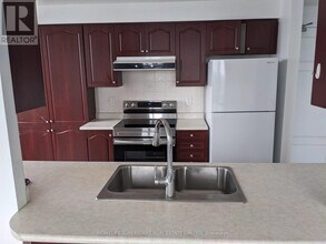 330 Red Maple Rd in Richmond Hill, ON - Building Photo - Building Photo