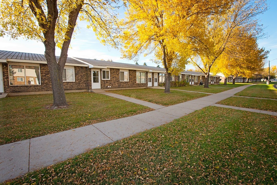 Royal Suites in Minot, ND - Foto de edificio