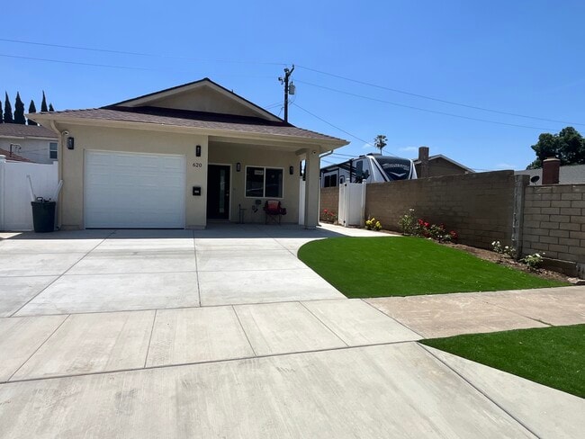 property at 620 E Buckeyewood Ave