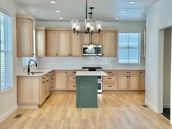 6992 W Granbury Dr in South Jordan, UT - Building Photo - Building Photo