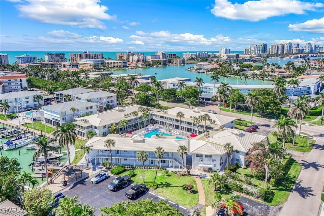 386 Harbour Dr in Naples, FL - Building Photo