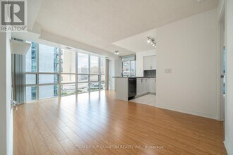 30 Grand Trunk Crescent in Toronto, ON - Building Photo - Building Photo