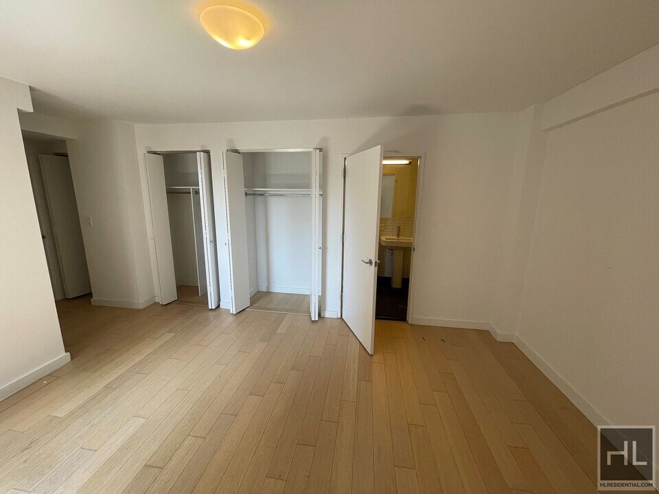 MASSIVE Murray Hill 3 Bed 2 Bath - WON'T L in New York, NY - Building Photo