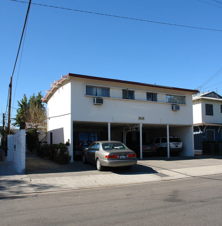 5215 Auckland Ave in North Hollywood, CA - Foto de edificio