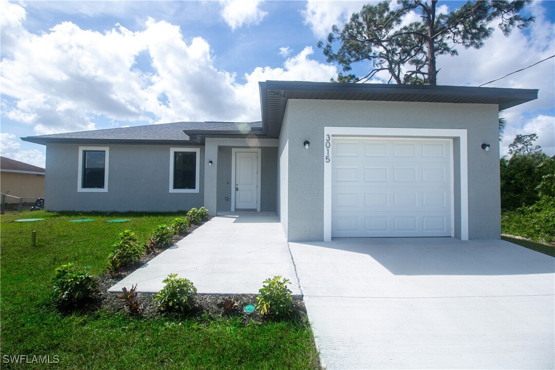 3015 S Balsam Cir in La Belle, FL - Foto de edificio