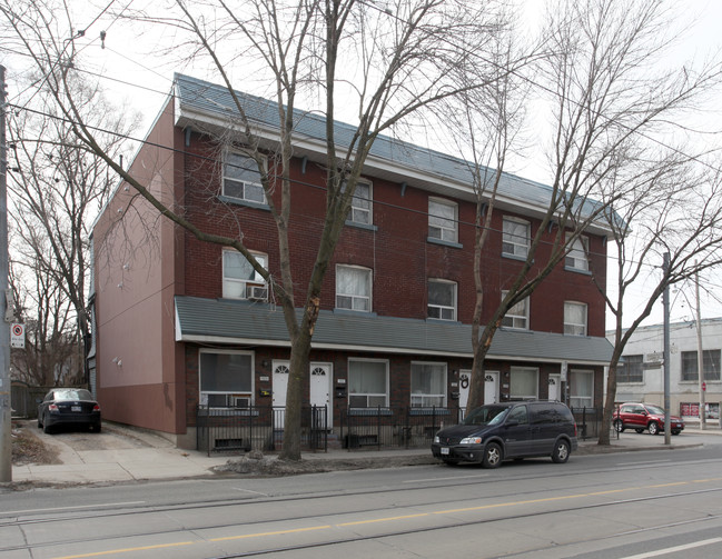 1317-1325 Queen St E in Toronto, ON - Building Photo - Primary Photo