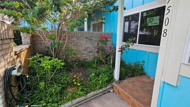 7508 Stewart Rd in Galveston, TX - Foto de edificio - Building Photo