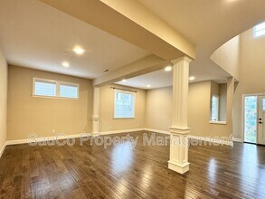 11877 NW Cedar Ct in Portland, OR - Foto de edificio - Building Photo