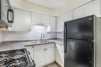 1039 College Ave, Unit 1E in Wheaton, IL - Building Photo - Building Photo