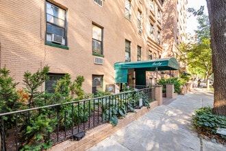 40 W 95th St in New York, NY - Building Photo - Building Photo