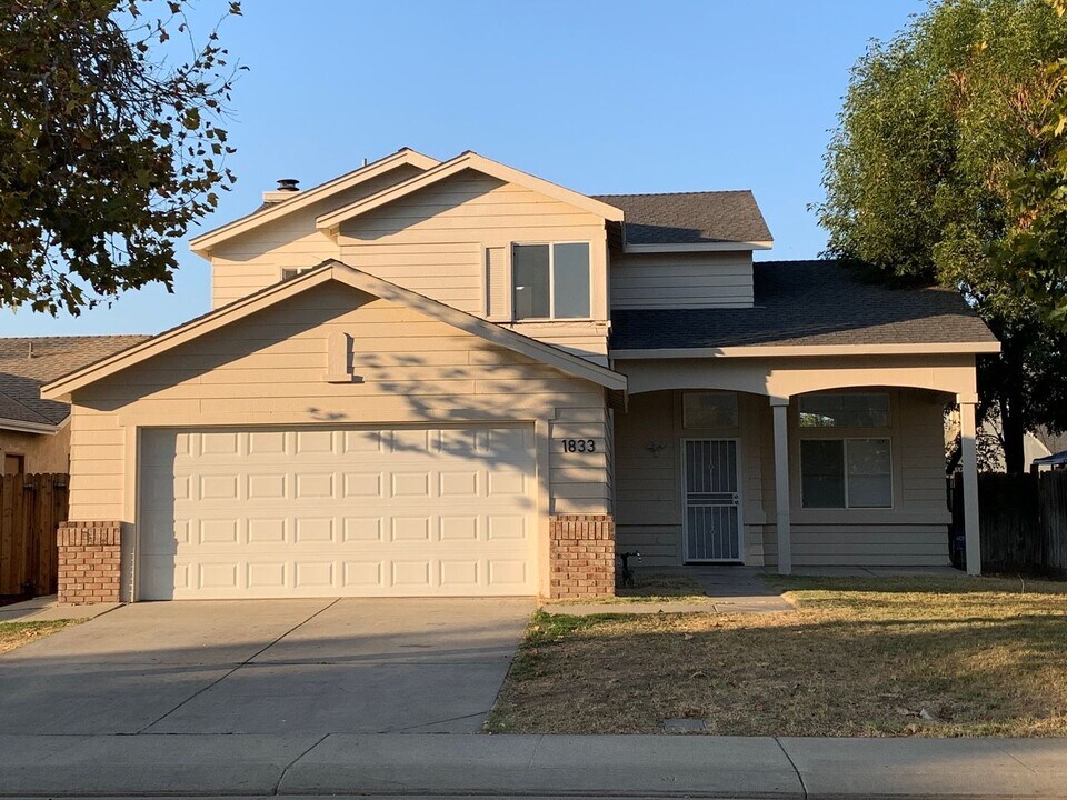 1833 Houston Ave in Stockton, CA - Building Photo