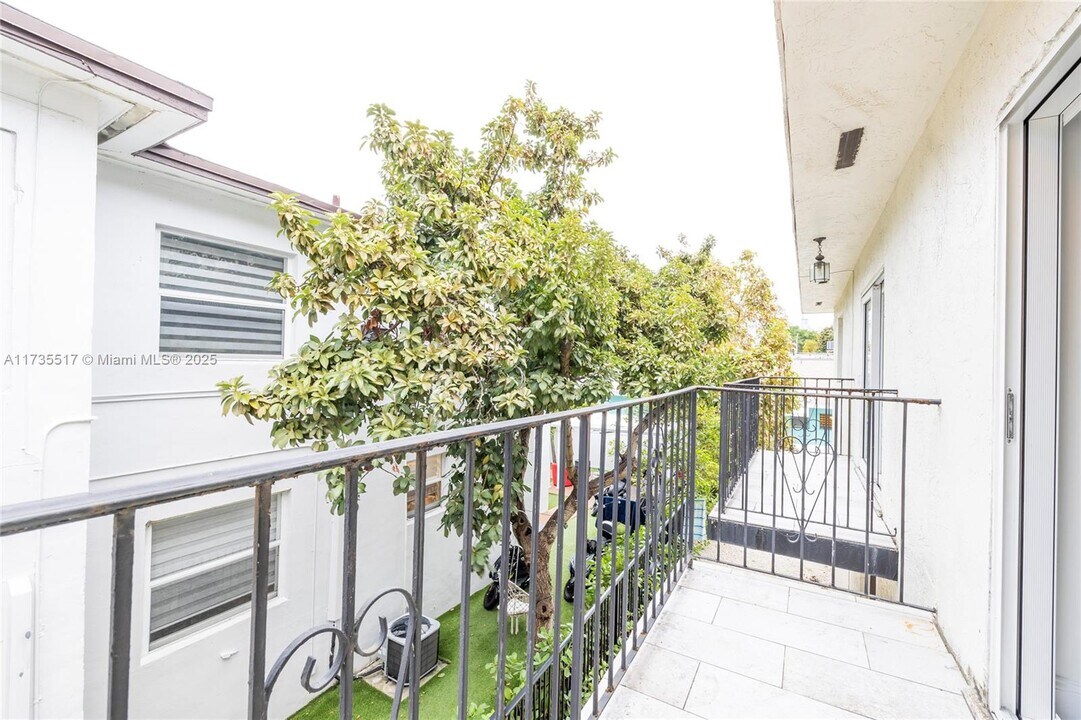1091 SW 4th St, Unit 3 in Miami, FL - Building Photo