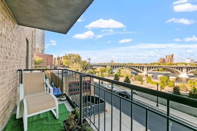 401 S 1st St in Minneapolis, MN - Foto de edificio - Building Photo