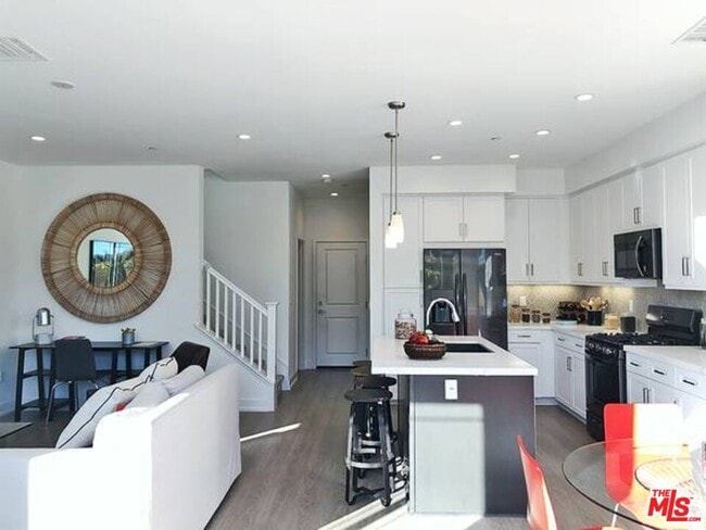 7105 Tampa Ave in Los Angeles, CA - Building Photo - Building Photo