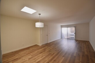 21306 Parthenia St, Unit 205 in Los Angeles, CA - Foto de edificio - Building Photo