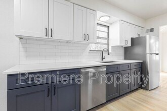 705 NW Buckingham Pl in Blue Springs, MO - Building Photo - Building Photo