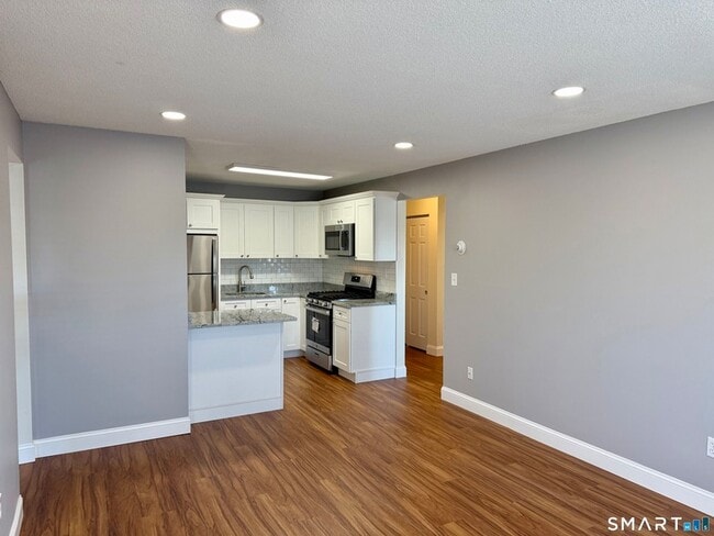 1168 Main St, Unit B2 in Stratford, CT - Foto de edificio - Building Photo