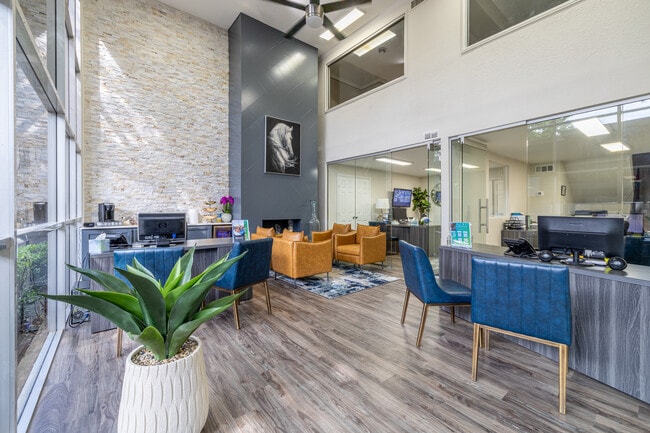 Vista Azul in Dallas, TX - Foto de edificio - Lobby