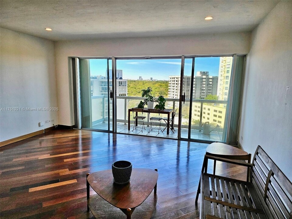 2451 Brickell Ave, Unit 11L in Miami, FL - Foto de edificio