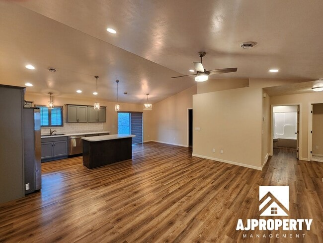 property at 1401 S Lighthouse Pl