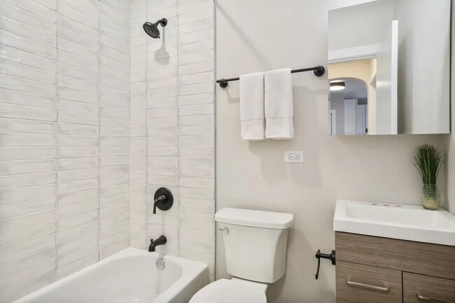 648 W Wrightwood Ave, Unit 109 in Chicago, IL - Building Photo - Building Photo