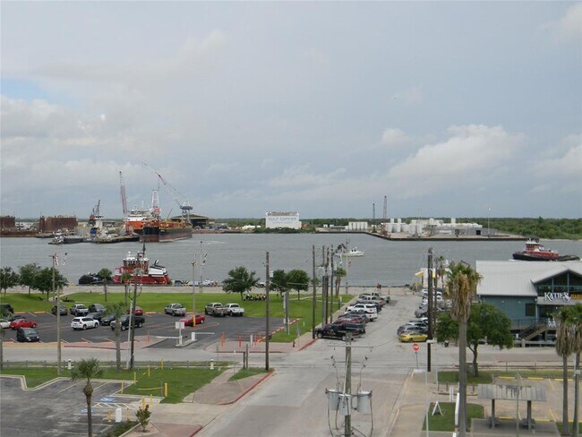 100 20th St-Unit -400 in Galveston, TX - Building Photo - Building Photo