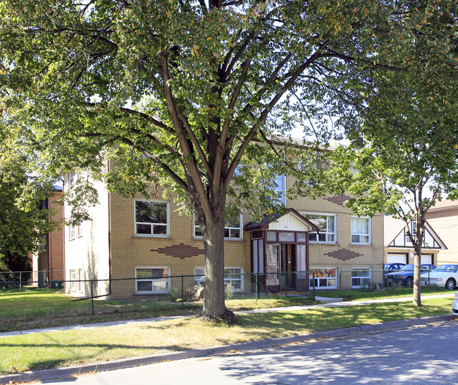 150 Alderbrae Ave in Toronto, ON - Building Photo - Primary Photo