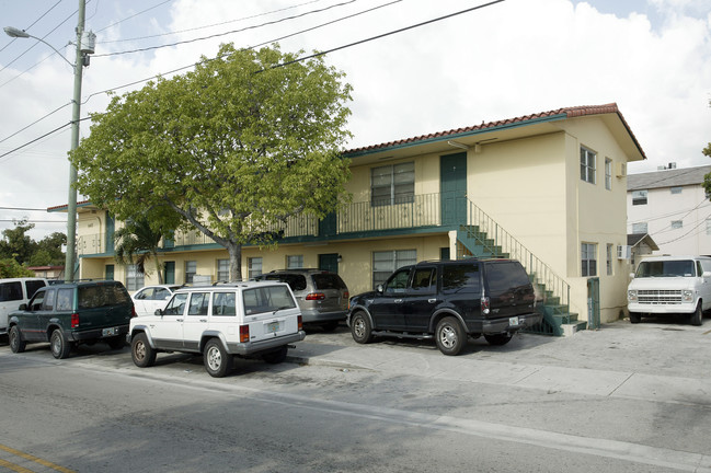 945 SE 12th St in Hialeah, FL - Building Photo - Building Photo