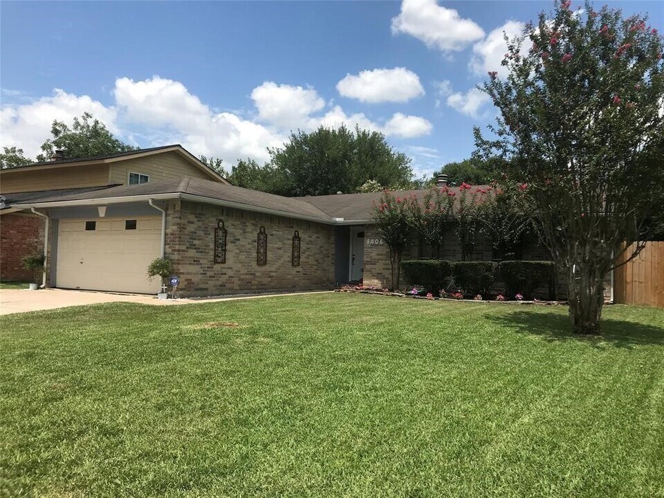 8406 Daycoach Ln in Houston, TX - Building Photo