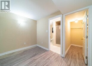 1036 Yates Dr in Milton, ON - Building Photo - Building Photo