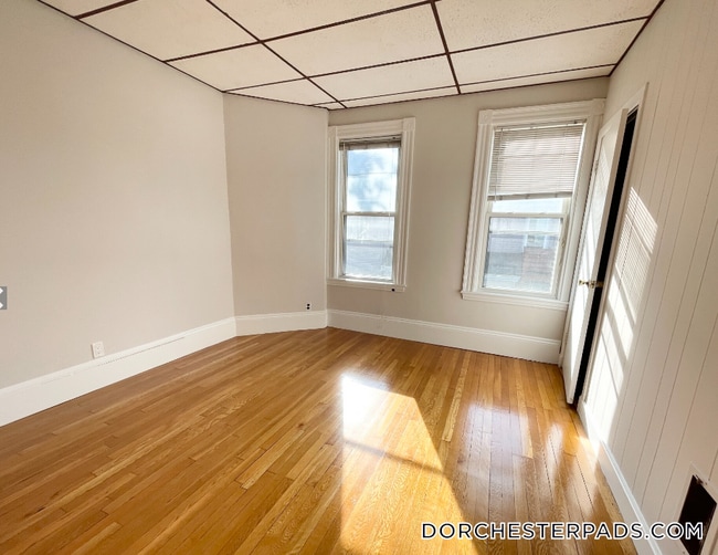 26-28-28 Harbor View St in Boston, MA - Foto de edificio - Building Photo