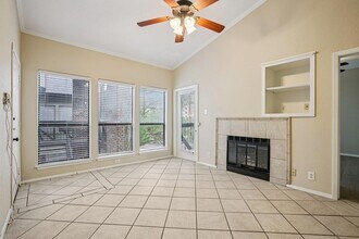 807 W 25th St, Unit 309 in Austin, TX - Foto de edificio - Building Photo