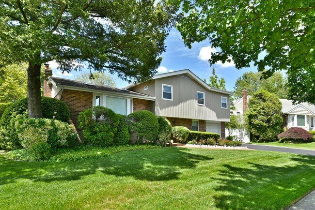 10 Orange Dr in Jericho, NY - Building Photo - Building Photo