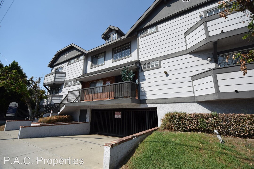 12249 Oxnard St in Los Angeles, CA - Foto de edificio