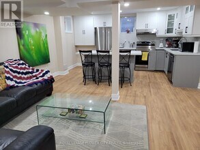 2551 Old Carriage Rd in Mississauga, ON - Building Photo - Building Photo