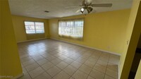 4824 Lucaya Dr in Cape Coral, FL - Foto de edificio - Building Photo