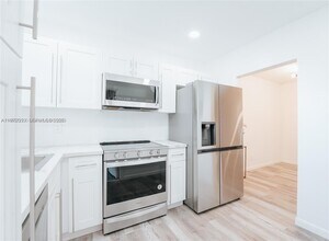 2041 NW 81st Ave in Pembroke Pines, FL - Building Photo - Building Photo