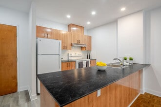 L'Esterel in Pointe-claire, QC - Foto de edificio - Building Photo