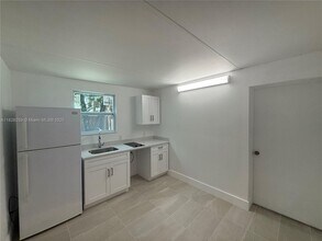 6765 SW 34th St in Miami, FL - Foto de edificio - Building Photo