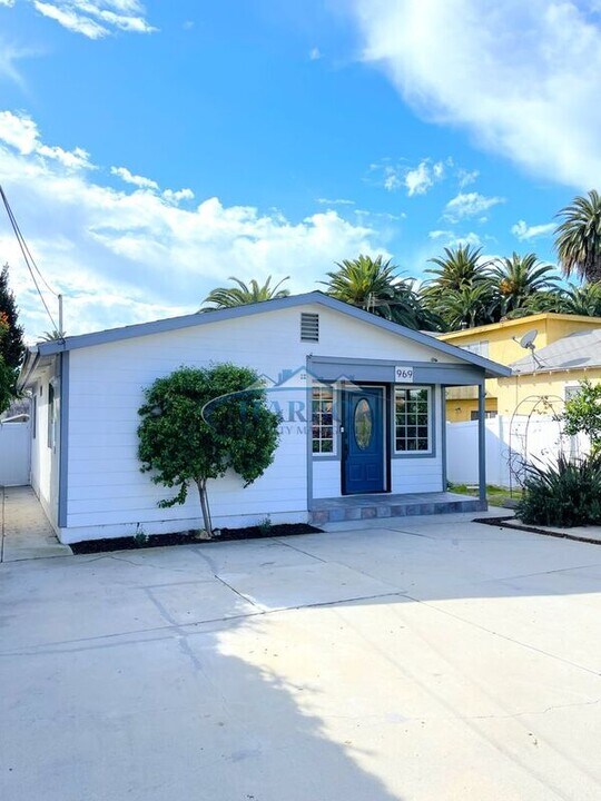 969 W Oliver St in Los Angeles, CA - Building Photo