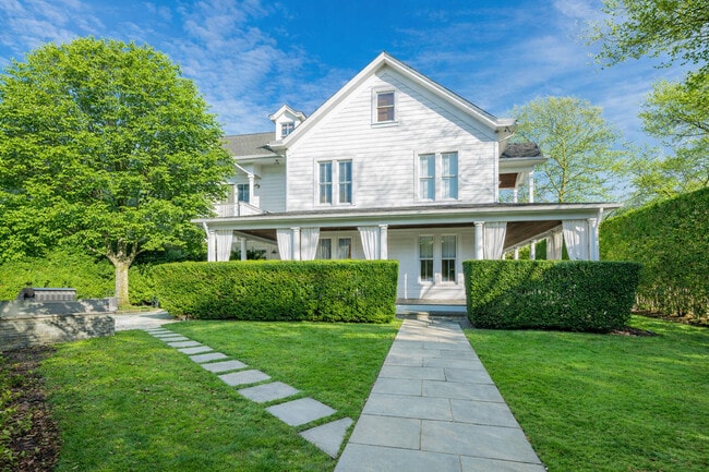 65 Prospect St in Southampton, NY - Building Photo - Building Photo