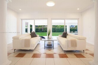 100 SW 26th Rd in Miami, FL - Building Photo - Building Photo