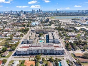 215 SE 3rd Ave, Unit 407B in Hallandale Beach, FL - Foto de edificio - Building Photo