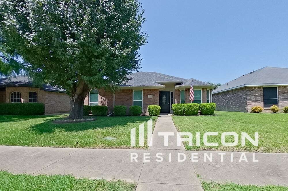 755 Catalina Dr in Lancaster, TX - Foto de edificio