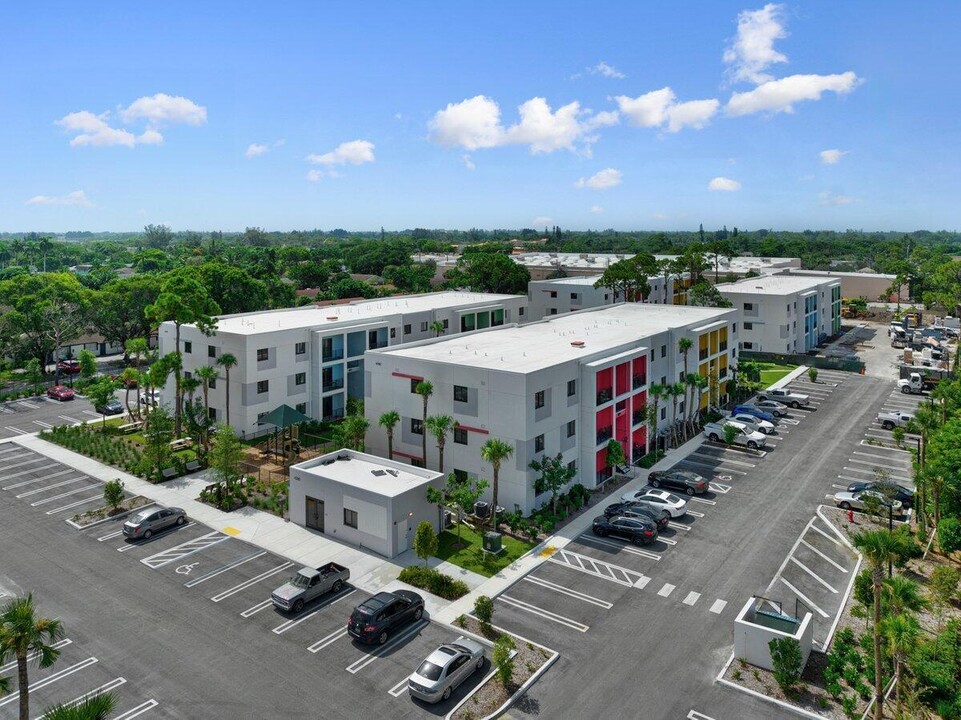 4290 Lakewood Rd in Lake Worth, FL - Building Photo