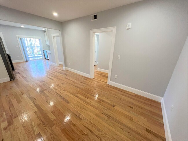 363 Beacon St, Unit 3 in Somerville, MA - Building Photo - Building Photo