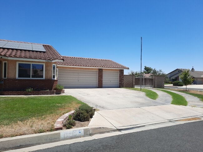 13615 Driftwood Dr in Victorville, CA - Building Photo - Building Photo