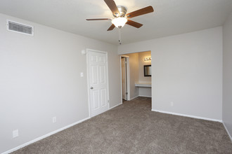 Terraces at 2602 in Texas City, TX - Building Photo - Interior Photo