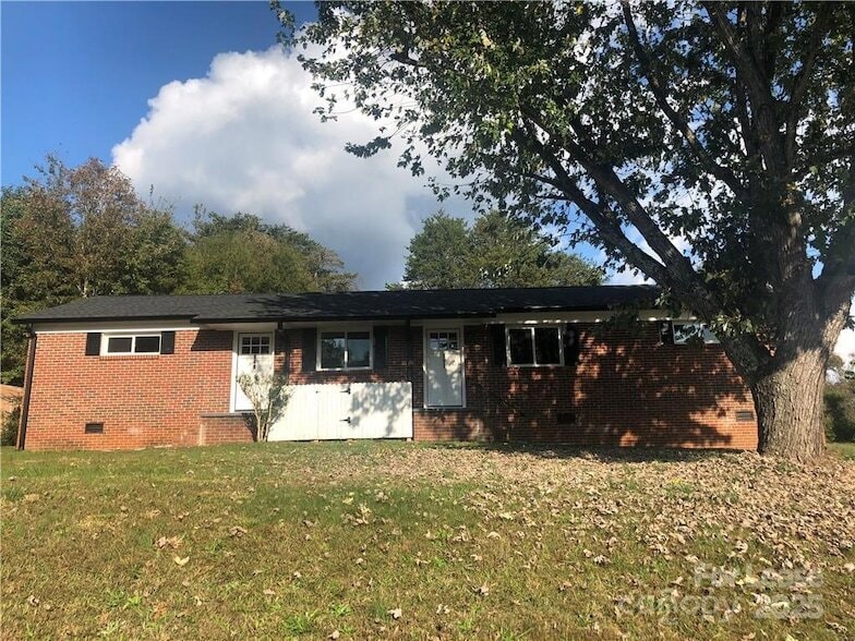 849 Crestway Dr in Newton, NC - Building Photo