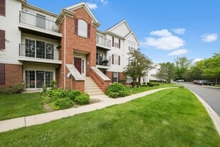 680 Mill Cir, Unit 204 in Wheeling, IL - Building Photo